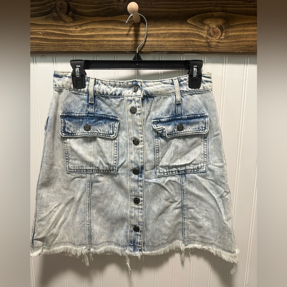 Hidden Jeans Distressed Light Wash Knee Length Skirt snaps front Sz m raw hem